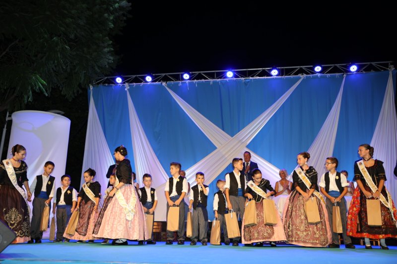 Duanes de Xàbia proclama a les majoralesses i majorals de les festes de Loreto i ret homenatge als presidents de les comissions Duanes de Xàbia proclama a les majoralesses i majorals de les festes de Loreto i ret homenatge als presidents de les comissions