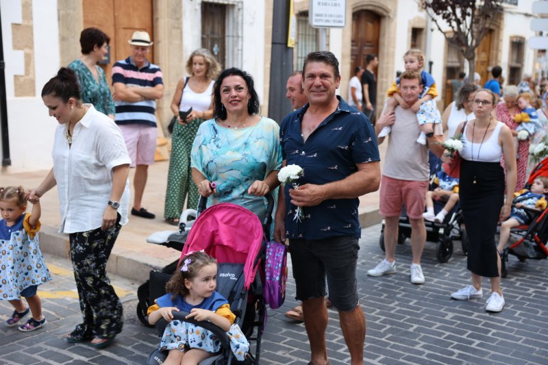Tot per l’aire i La Desastrà, quintades protagonistes de la primera ofrena a Sant Joan de Fogueres de Xàbia Tot per l’aire i La Desastrà, quintades protagonistes de la primera ofrena a Sant Joan de Fogueres de Xàbia