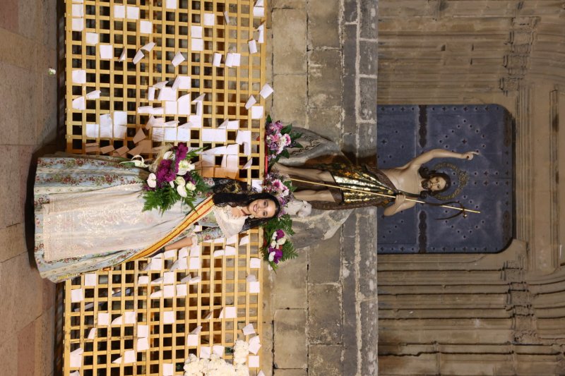 Tot per l’aire i La Desastrà, quintades protagonistes de la primera ofrena a Sant Joan de Fogueres de Xàbia Tot per l’aire i La Desastrà, quintades protagonistes de la primera ofrena a Sant Joan de Fogueres de Xàbia