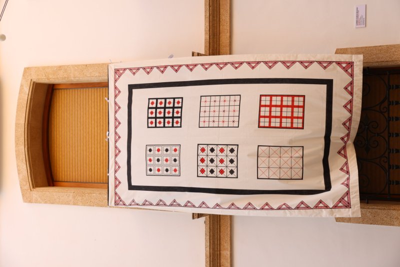 Art al Vent ja llueix els més de mig centenar de cobertors al Carrer La Bassa de Gata Art al Vent ja llueix els més de mig centenar de cobertors al Carrer La Bassa de Gata