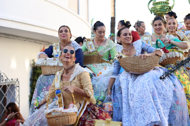 Més d’una vintena de carrosses desfilen en la primera jornada de cavalcada de Xàbia Més d’una vintena de carrosses desfilen en la primera jornada de cavalcada de Xàbia