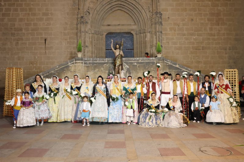Tot per l’aire i La Desastrà, quintades protagonistes de la primera ofrena a Sant Joan de Fogueres de Xàbia Tot per l’aire i La Desastrà, quintades protagonistes de la primera ofrena a Sant Joan de Fogueres de Xàbia