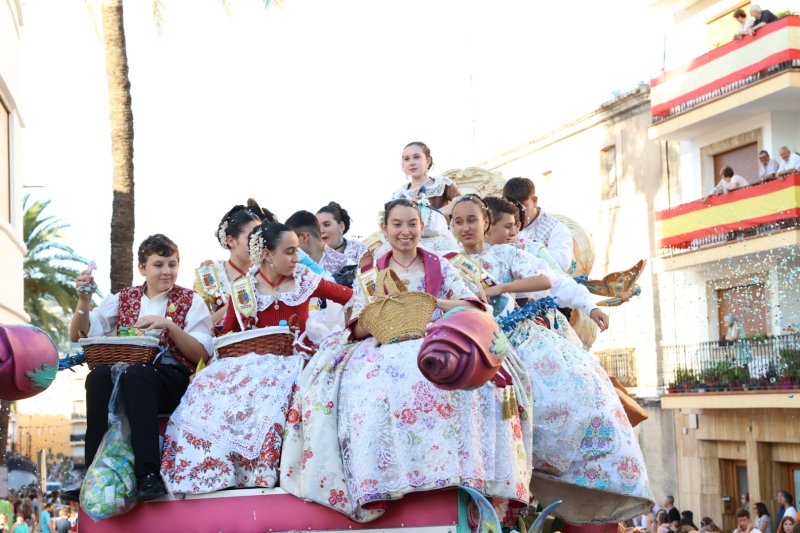 Més d’una vintena de carrosses desfilen en la primera jornada de cavalcada de Xàbia Més d’una vintena de carrosses desfilen en la primera jornada de cavalcada de Xàbia