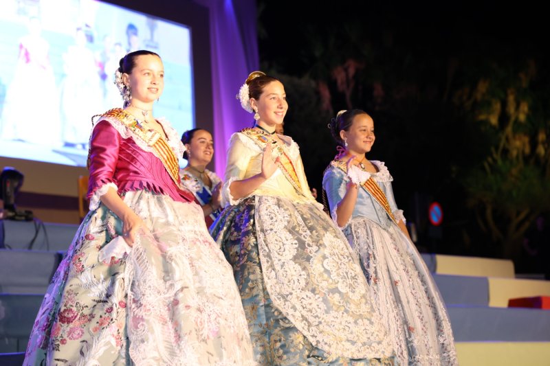 Marta Ortuño i Ariadna Serrat estrenen el seu regnat de Fogueres 2020 Marta Ortuño i Ariadna Serrat estrenen el seu regnat de Fogueres 2020