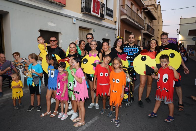 Caramels, en carrosses, i Mario Kart, en grups a peu, guanyadors de la desfilada de Beniarbeig Caramels, en carrosses, i Mario Kart, en grups a peu, guanyadors de la desfilada de Beniarbeig