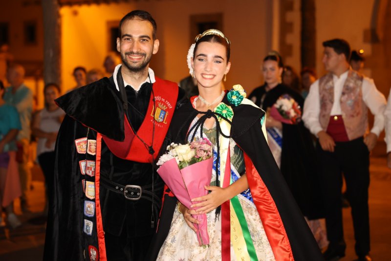 L'emotiva serenata de la Tuna de Xàbia a les regines i representants de Fogueres  L'emotiva serenata de la Tuna de Xàbia a les regines i representants de Fogueres