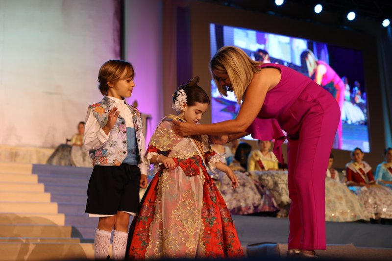 Marta Ortuño i Ariadna Serrat estrenen el seu regnat de Fogueres 2020 Marta Ortuño i Ariadna Serrat estrenen el seu regnat de Fogueres 2020