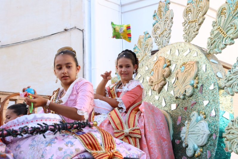 Més d’una vintena de carrosses desfilen en la primera jornada de cavalcada de Xàbia Més d’una vintena de carrosses desfilen en la primera jornada de cavalcada de Xàbia