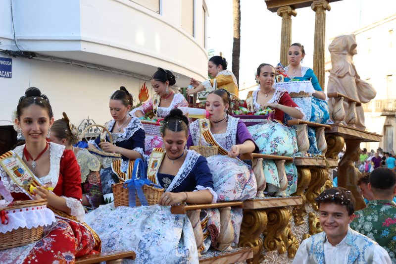 Més d’una vintena de carrosses desfilen en la primera jornada de cavalcada de Xàbia Més d’una vintena de carrosses desfilen en la primera jornada de cavalcada de Xàbia