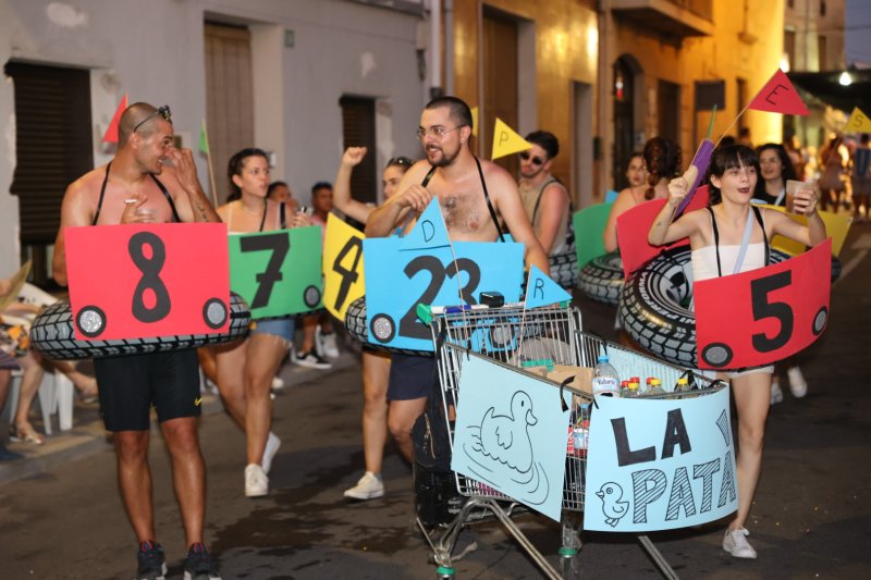 Caramels, en carrosses, i Mario Kart, en grups a peu, guanyadors de la desfilada de Beniarbeig Caramels, en carrosses, i Mario Kart, en grups a peu, guanyadors de la desfilada de Beniarbeig