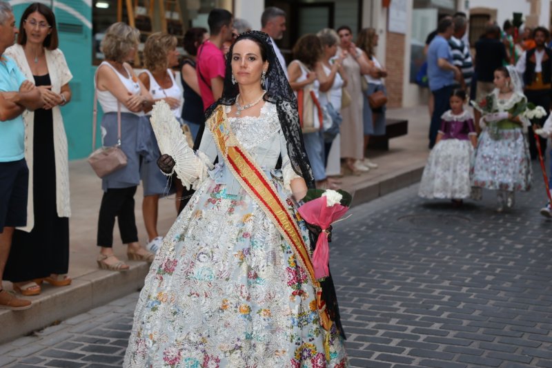 Tot per l’aire i La Desastrà, quintades protagonistes de la primera ofrena a Sant Joan de Fogueres de Xàbia Tot per l’aire i La Desastrà, quintades protagonistes de la primera ofrena a Sant Joan de Fogueres de Xàbia