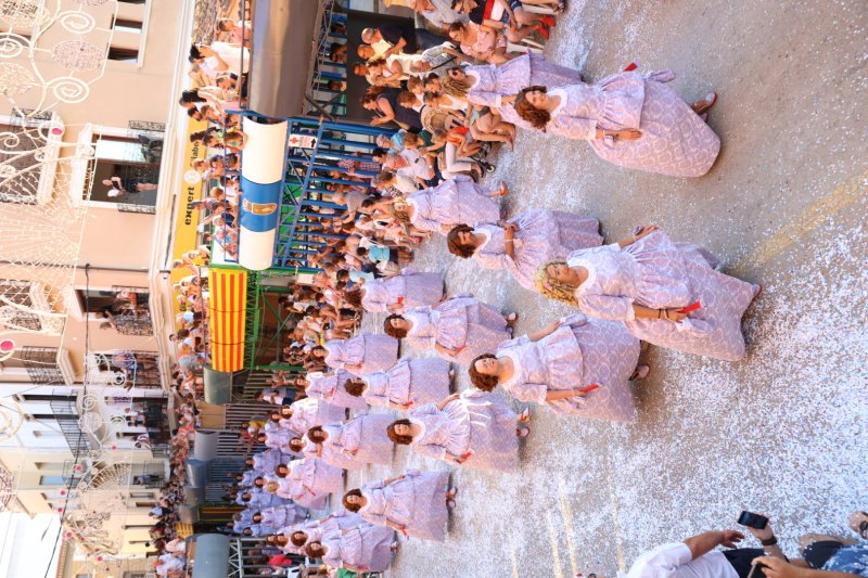 El Ramat 80 guanya la desfilada de carrosses de Pedreguer El Ramat 80 guanya la desfilada de carrosses de Pedreguer