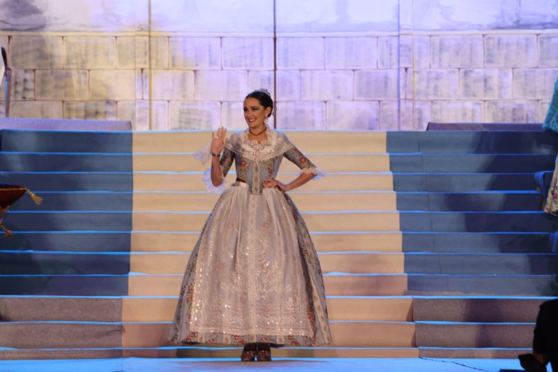 Marta Ortuño i Ariadna Serrat estrenen el seu regnat de Fogueres 2020 Marta Ortuño i Ariadna Serrat estrenen el seu regnat de Fogueres 2020