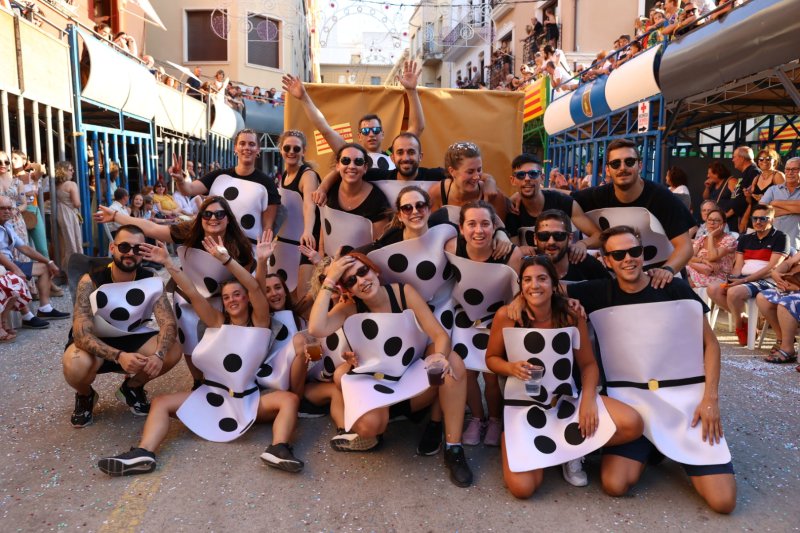 El Ramat 80 guanya la desfilada de carrosses de Pedreguer El Ramat 80 guanya la desfilada de carrosses de Pedreguer