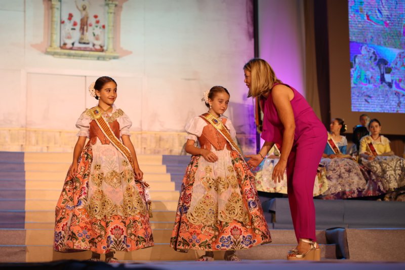 Marta Ortuño i Ariadna Serrat estrenen el seu regnat de Fogueres 2020 Marta Ortuño i Ariadna Serrat estrenen el seu regnat de Fogueres 2020