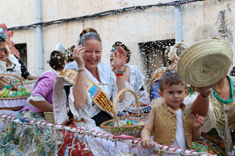 Més d’una vintena de carrosses desfilen en la primera jornada de cavalcada de Xàbia Més d’una vintena de carrosses desfilen en la primera jornada de cavalcada de Xàbia