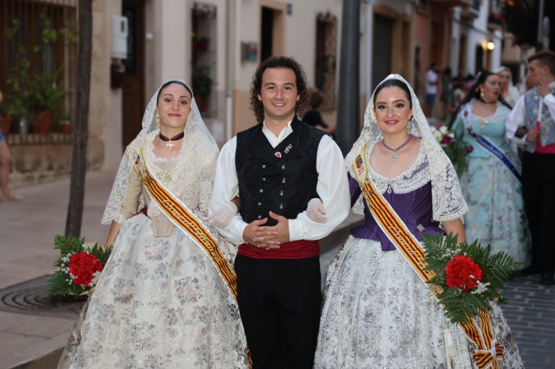 Tot per l’aire i La Desastrà, quintades protagonistes de la primera ofrena a Sant Joan de Fogueres de Xàbia Tot per l’aire i La Desastrà, quintades protagonistes de la primera ofrena a Sant Joan de Fogueres de Xàbia