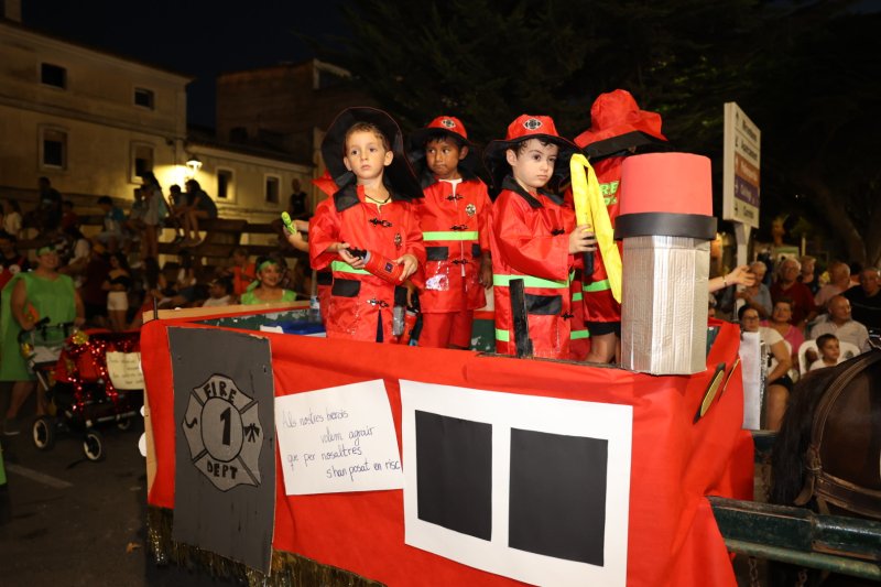 Caramels, en carrosses, i Mario Kart, en grups a peu, guanyadors de la desfilada de Beniarbeig Caramels, en carrosses, i Mario Kart, en grups a peu, guanyadors de la desfilada de Beniarbeig
