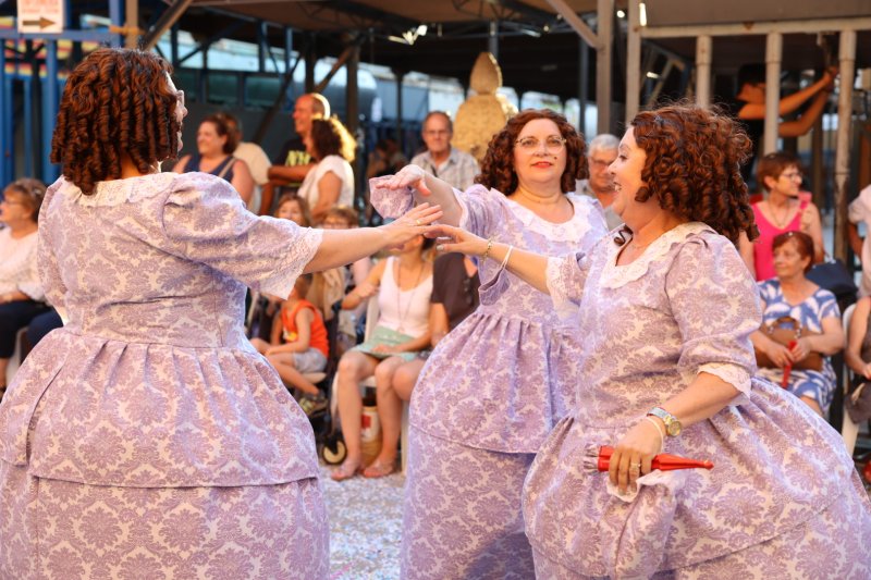 El Ramat 80 guanya la desfilada de carrosses de Pedreguer El Ramat 80 guanya la desfilada de carrosses de Pedreguer