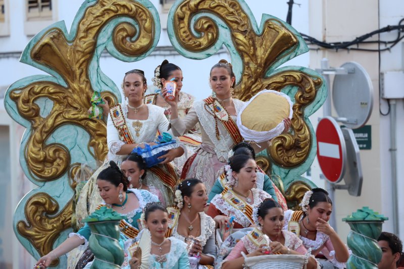 Més d’una vintena de carrosses desfilen en la primera jornada de cavalcada de Xàbia Més d’una vintena de carrosses desfilen en la primera jornada de cavalcada de Xàbia