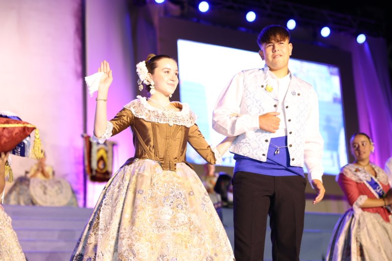 Marta Ortuño i Ariadna Serrat estrenen el seu regnat de Fogueres 2020 Marta Ortuño i Ariadna Serrat estrenen el seu regnat de Fogueres 2020