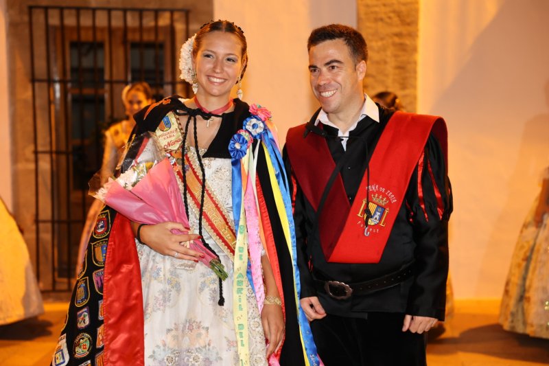 L'emotiva serenata de la Tuna de Xàbia a les regines i representants de Fogueres  L'emotiva serenata de la Tuna de Xàbia a les regines i representants de Fogueres