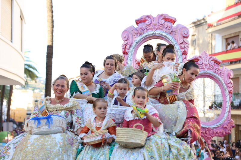 Més d’una vintena de carrosses desfilen en la primera jornada de cavalcada de Xàbia Més d’una vintena de carrosses desfilen en la primera jornada de cavalcada de Xàbia