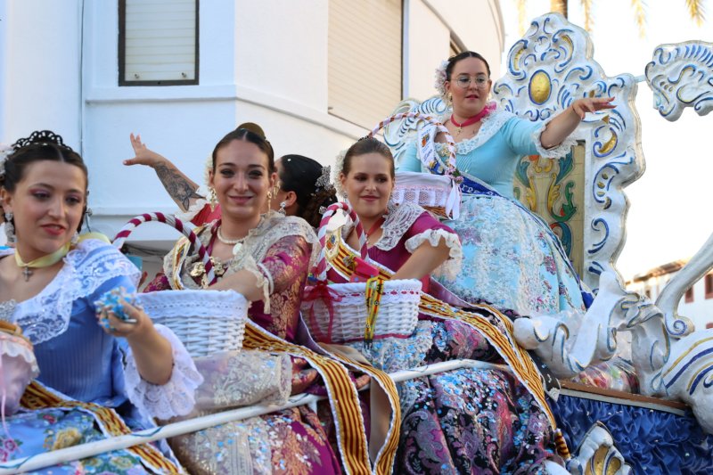 Més d’una vintena de carrosses desfilen en la primera jornada de cavalcada de Xàbia Més d’una vintena de carrosses desfilen en la primera jornada de cavalcada de Xàbia