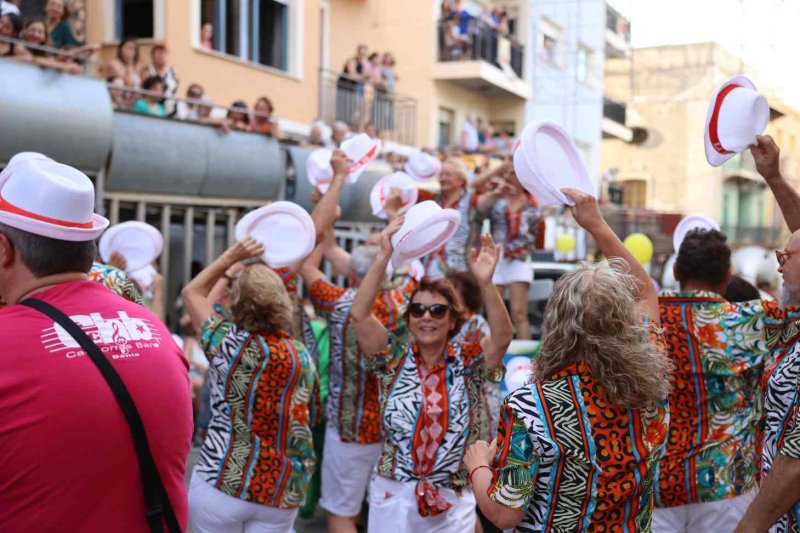 GALERIA de FOTOS de la DESFILADA de CARROSSES de les FESTES de JULIOL de PEDREGUER GALERIA de FOTOS de la DESFILADA de CARROSSES de les FESTES de JULIOL de PEDREGUER