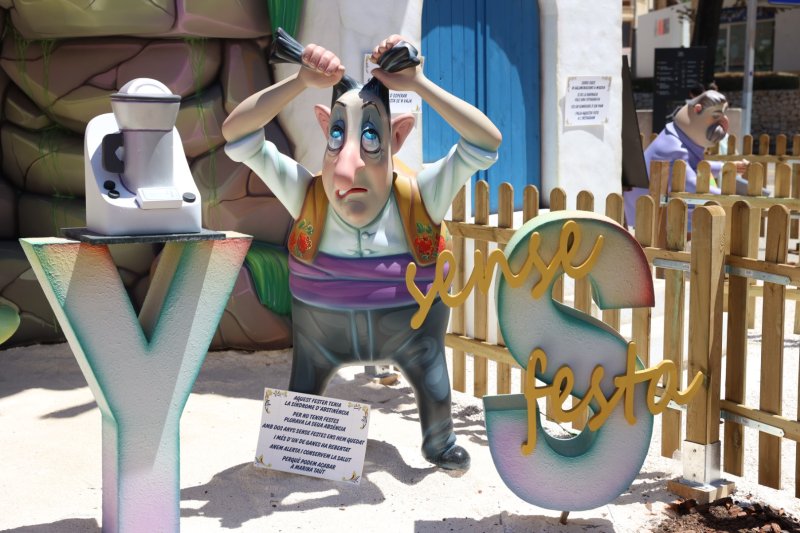 Les regines de Xàbia s’auto “indulten” de la foguera central Les regines de Xàbia s’auto “indulten” de la foguera central