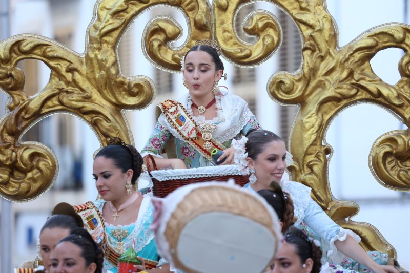 Més d’una vintena de carrosses desfilen en la primera jornada de cavalcada de Xàbia Més d’una vintena de carrosses desfilen en la primera jornada de cavalcada de Xàbia