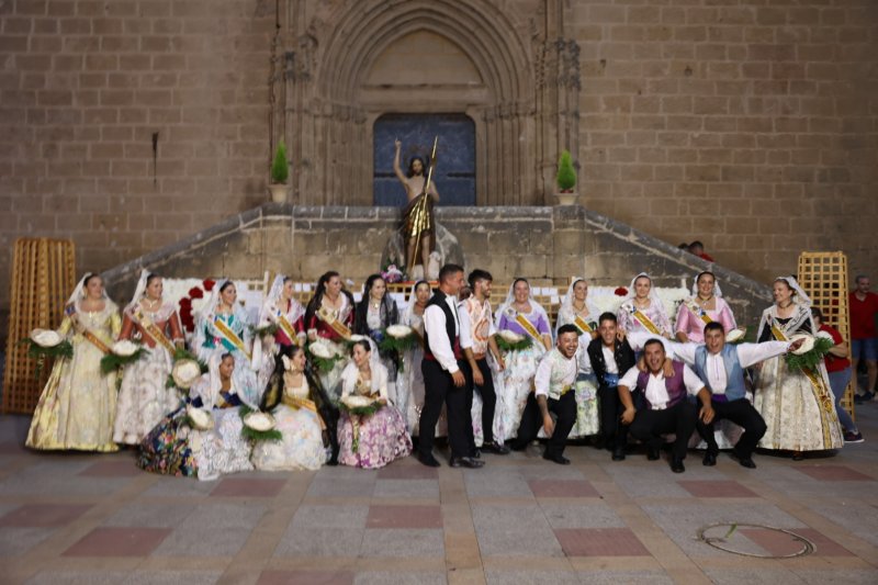 Tot per l’aire i La Desastrà, quintades protagonistes de la primera ofrena a Sant Joan de Fogueres de Xàbia Tot per l’aire i La Desastrà, quintades protagonistes de la primera ofrena a Sant Joan de Fogueres de Xàbia