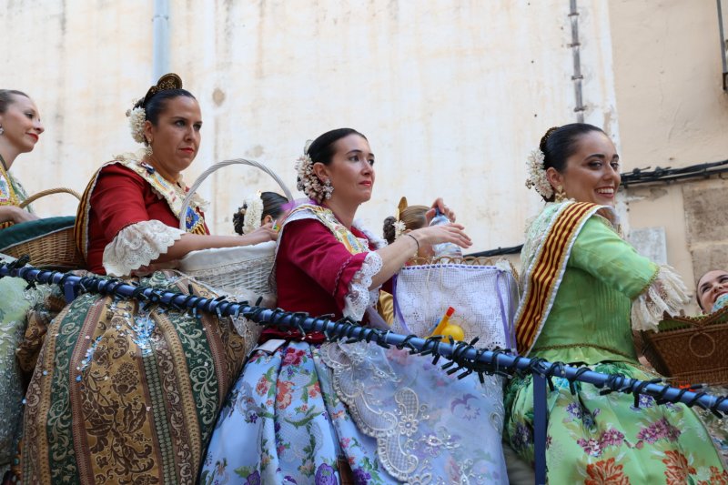 Més d’una vintena de carrosses desfilen en la primera jornada de cavalcada de Xàbia Més d’una vintena de carrosses desfilen en la primera jornada de cavalcada de Xàbia