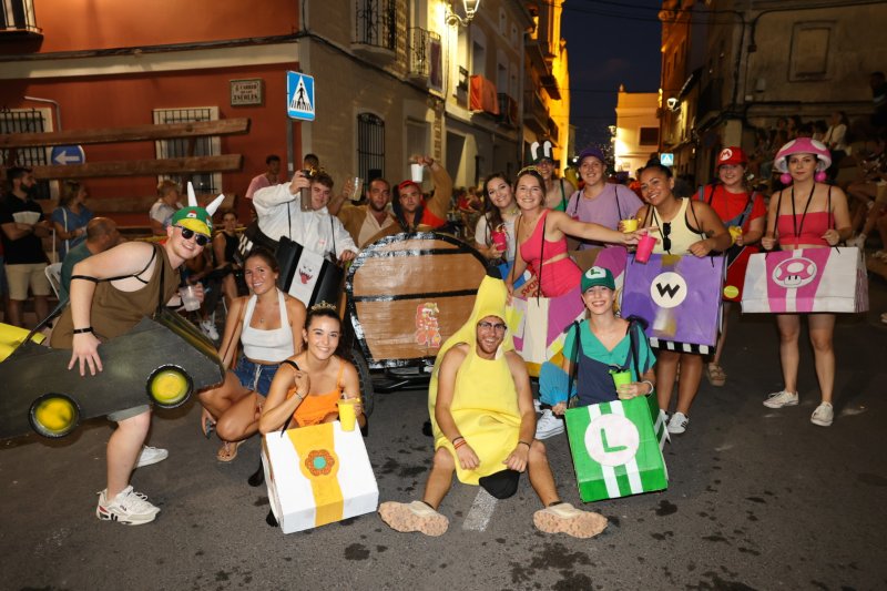 Caramels, en carrosses, i Mario Kart, en grups a peu, guanyadors de la desfilada de Beniarbeig Caramels, en carrosses, i Mario Kart, en grups a peu, guanyadors de la desfilada de Beniarbeig