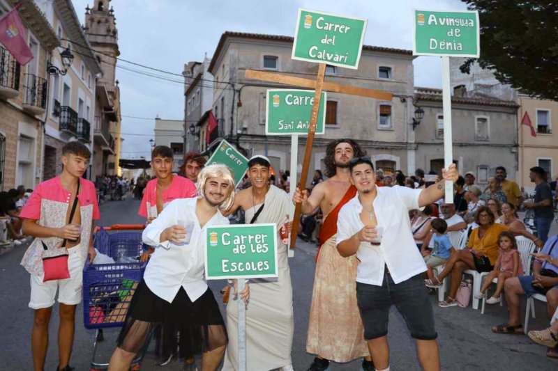 GALERIA de FOTOS de la DESFILADA de CARROSSES de les FESTES de BENIARBEIG GALERIA de FOTOS de la DESFILADA de CARROSSES de les FESTES de BENIARBEIG