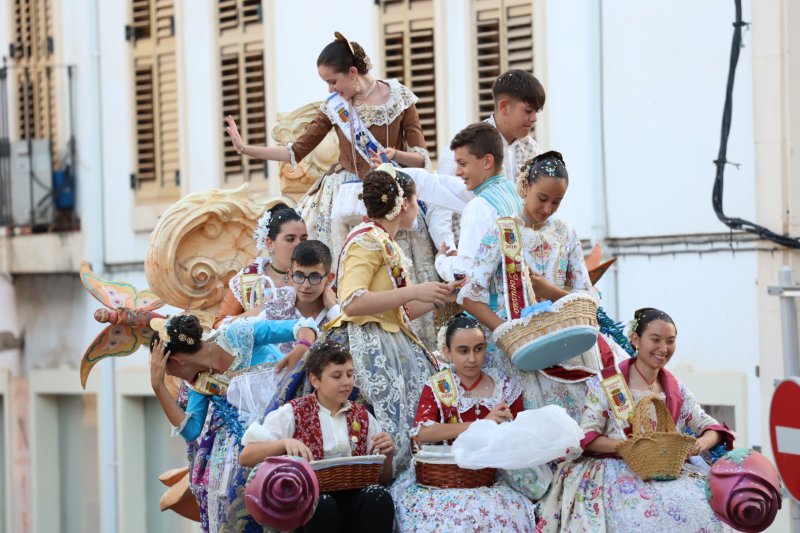Més d’una vintena de carrosses desfilen en la primera jornada de cavalcada de Xàbia Més d’una vintena de carrosses desfilen en la primera jornada de cavalcada de Xàbia