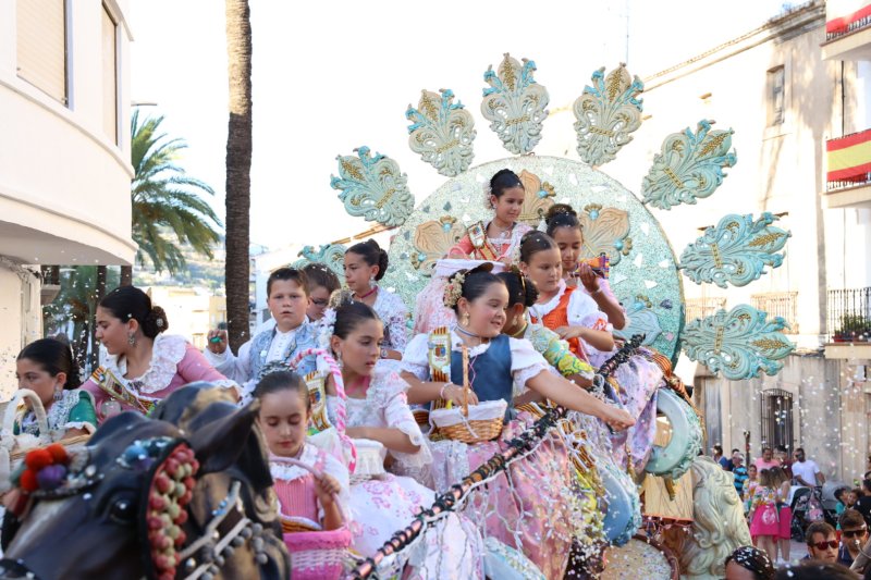 Més d’una vintena de carrosses desfilen en la primera jornada de cavalcada de Xàbia Més d’una vintena de carrosses desfilen en la primera jornada de cavalcada de Xàbia