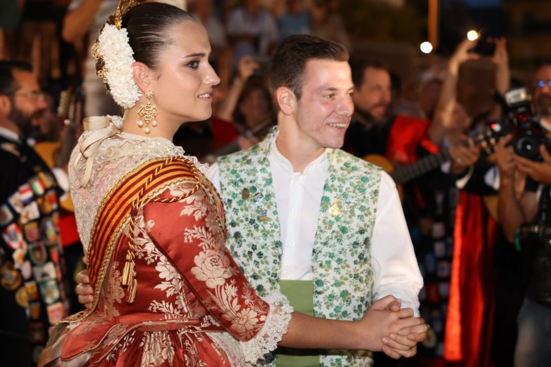 L'emotiva serenata de la Tuna de Xàbia a les regines i representants de Fogueres  L'emotiva serenata de la Tuna de Xàbia a les regines i representants de Fogueres