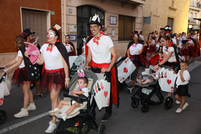 Caramels, en carrosses, i Mario Kart, en grups a peu, guanyadors de la desfilada de Beniarbeig Caramels, en carrosses, i Mario Kart, en grups a peu, guanyadors de la desfilada de Beniarbeig