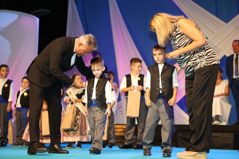Duanes de Xàbia proclama a les majoralesses i majorals de les festes de Loreto i ret homenatge als presidents de les comissions Duanes de Xàbia proclama a les majoralesses i majorals de les festes de Loreto i ret homenatge als presidents de les comissions