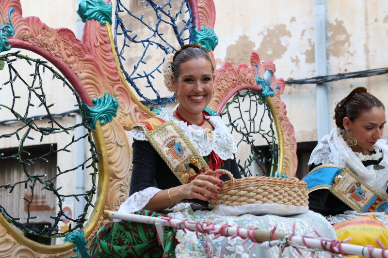 Més d’una vintena de carrosses desfilen en la primera jornada de cavalcada de Xàbia Més d’una vintena de carrosses desfilen en la primera jornada de cavalcada de Xàbia