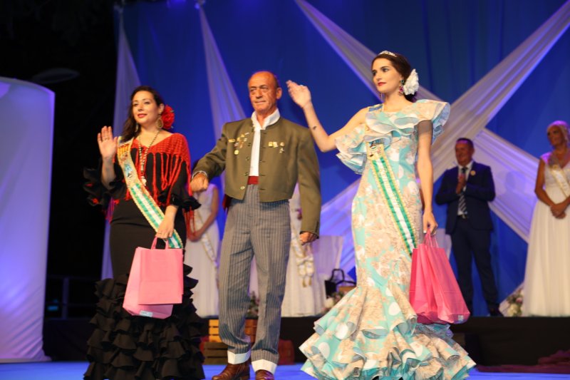 Duanes de Xàbia proclama a les majoralesses i majorals de les festes de Loreto i ret homenatge als presidents de les comissions Duanes de Xàbia proclama a les majoralesses i majorals de les festes de Loreto i ret homenatge als presidents de les comissions