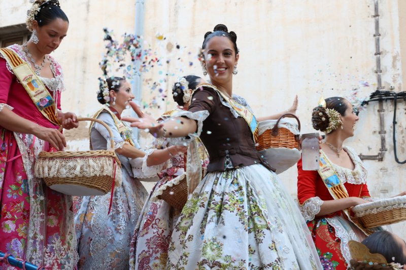 Més d’una vintena de carrosses desfilen en la primera jornada de cavalcada de Xàbia Més d’una vintena de carrosses desfilen en la primera jornada de cavalcada de Xàbia