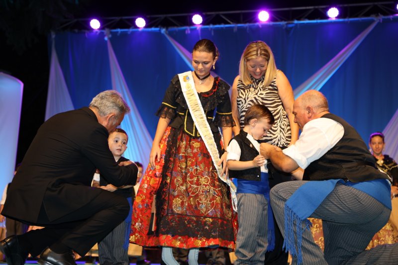 Duanes de Xàbia proclama a les majoralesses i majorals de les festes de Loreto i ret homenatge als presidents de les comissions Duanes de Xàbia proclama a les majoralesses i majorals de les festes de Loreto i ret homenatge als presidents de les comissions