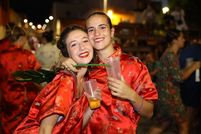 Caramels, en carrosses, i Mario Kart, en grups a peu, guanyadors de la desfilada de Beniarbeig Caramels, en carrosses, i Mario Kart, en grups a peu, guanyadors de la desfilada de Beniarbeig