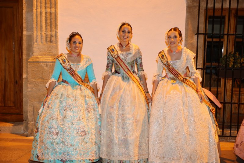 L'emotiva serenata de la Tuna de Xàbia a les regines i representants de Fogueres  L'emotiva serenata de la Tuna de Xàbia a les regines i representants de Fogueres