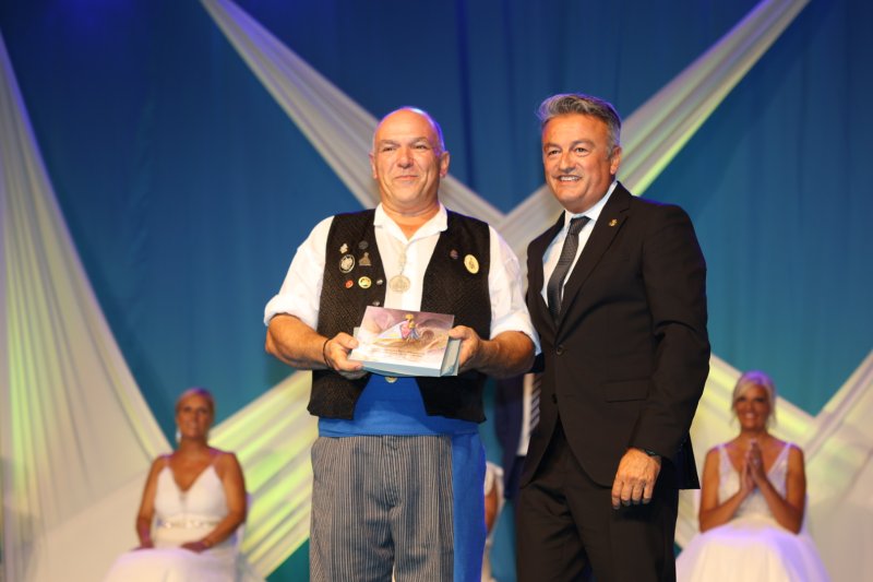 Duanes de Xàbia proclama a les majoralesses i majorals de les festes de Loreto i ret homenatge als presidents de les comissions Duanes de Xàbia proclama a les majoralesses i majorals de les festes de Loreto i ret homenatge als presidents de les comissions