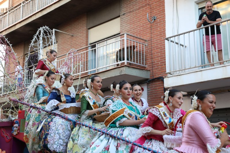 Més d’una vintena de carrosses desfilen en la primera jornada de cavalcada de Xàbia Més d’una vintena de carrosses desfilen en la primera jornada de cavalcada de Xàbia