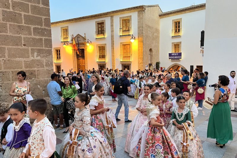Marta Ortuño i Ariadna Serrat estrenen el seu regnat de Fogueres 2020 Marta Ortuño i Ariadna Serrat estrenen el seu regnat de Fogueres 2020