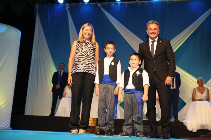 Duanes de Xàbia proclama a les majoralesses i majorals de les festes de Loreto i ret homenatge als presidents de les comissions Duanes de Xàbia proclama a les majoralesses i majorals de les festes de Loreto i ret homenatge als presidents de les comissions